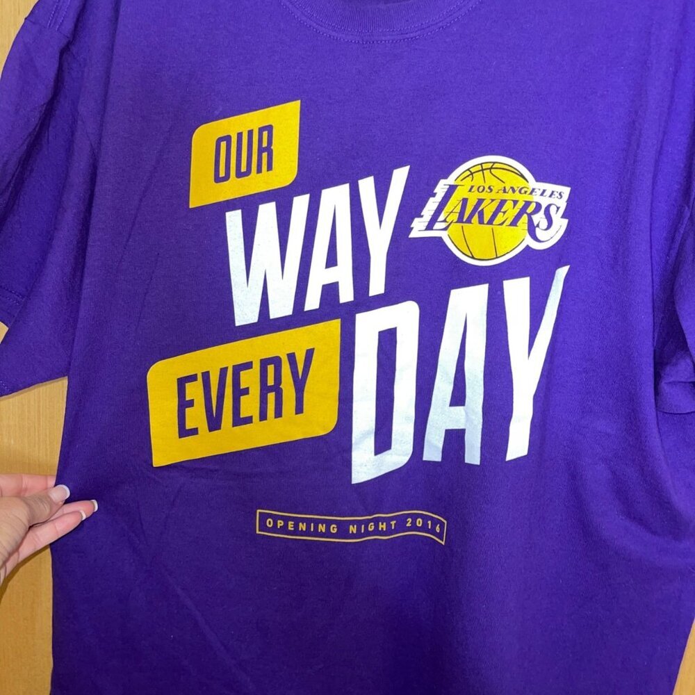 Los Angeles Lakers 2016 Opening Night Mens Size XL Purple Cotton Printed T-Shirt - Picture 2 of 8